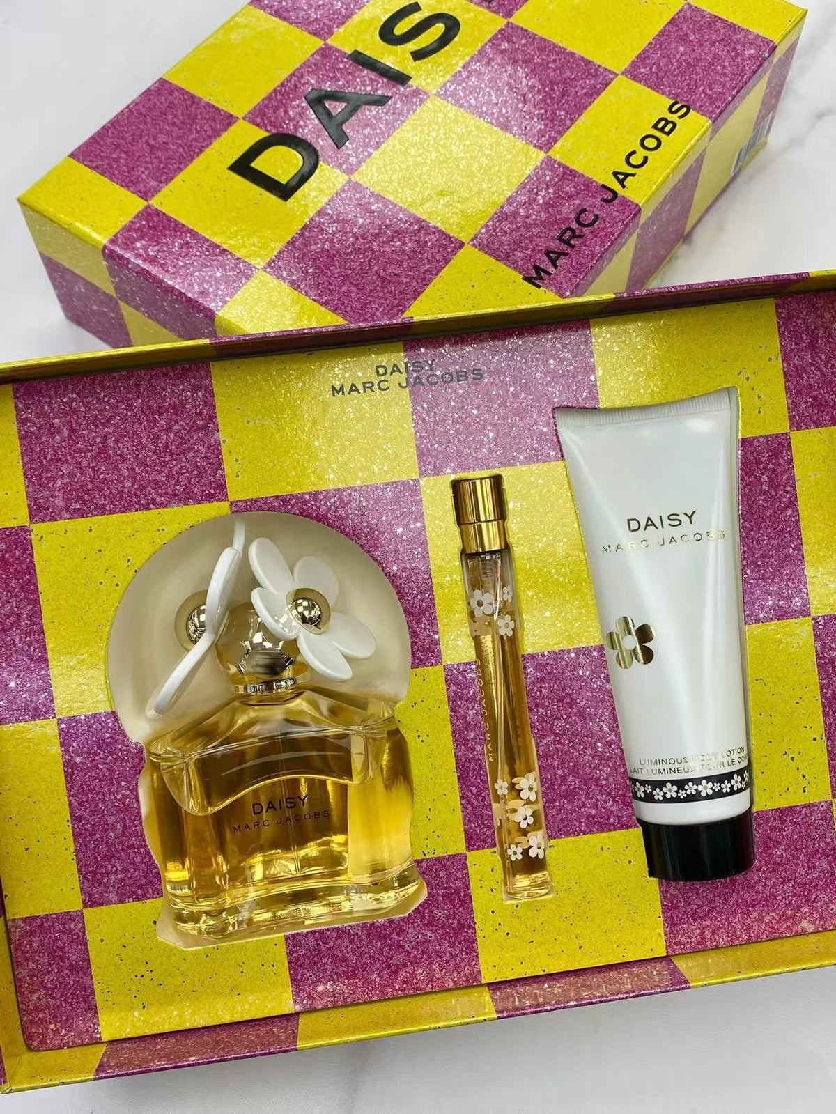 Marc Jacobs Daisy Eau de Toilette Gift Set 馬克雅可布/馬克莫傑小雛菊淡香水3件套(Eau de Toilette Spray 淡香水100ml+Luminous Body Lotion 身體乳75ml+Eau de Toilette Spray 淡香水噴霧10ml)